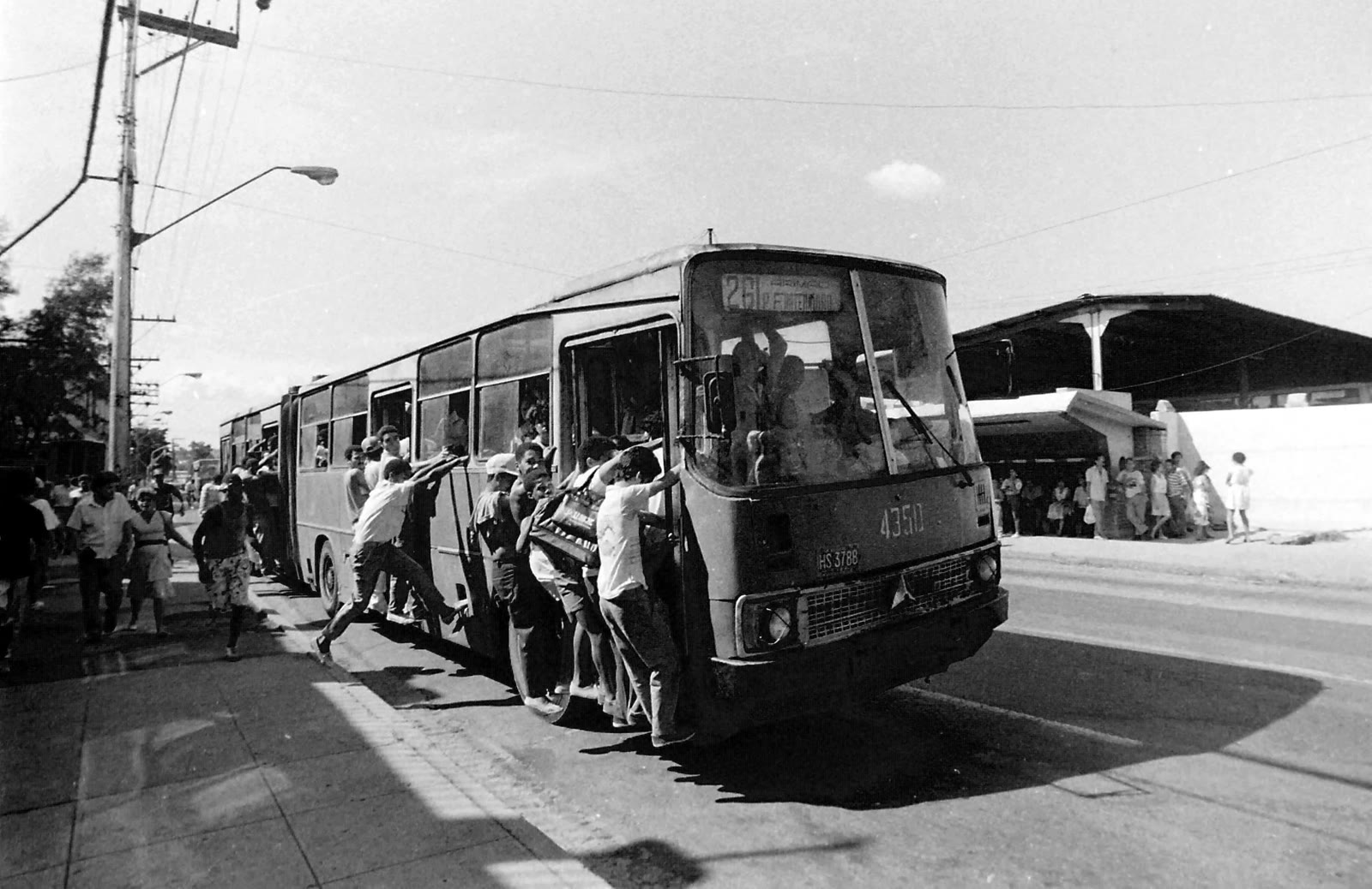 Período Especial 7, fotografía de Ahmed Velázquez, Cuba, años noventa